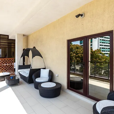 By Tony Hotel Mamaja