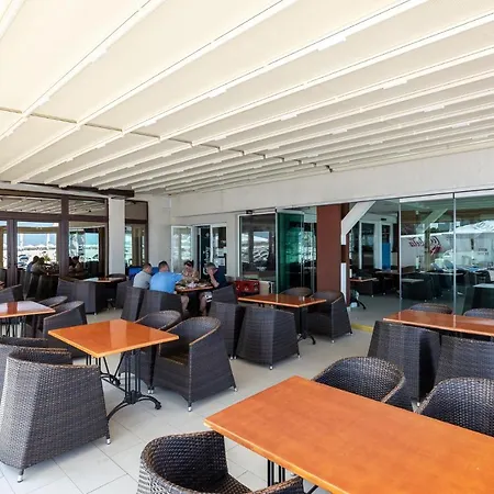 By Tony Hotel Mamaia