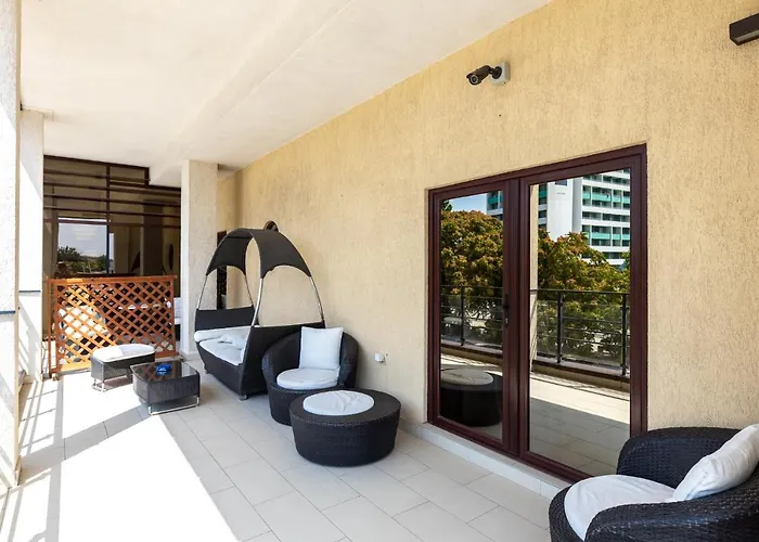 By Tony מלון מאמאיה